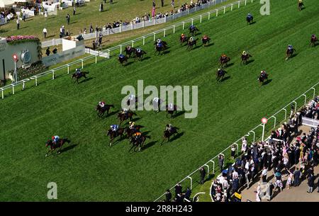 Läufer und Reiter überqueren die Ziellinie im Royal Hunt Cup am zweiten Tag des Royal Ascot auf der Ascot Rennbahn in Berkshire. Bilddatum: Mittwoch, 21. Juni 2023. Stockfoto