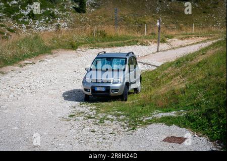 Fiat Panda 4x4 auf dem Gipfel des Monte Baldo, über Malcesine am Gardasee Stockfoto