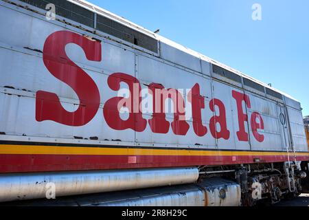 Barstow, Kalifornien, USA. 20. Juni 2018. Das legendäre Logo der Santa Fe Railroad auf der Seite einer pensionierten Lokomotive. (Kreditbild: © Ian L. SITREN/ZUMA Press Wire) NUR REDAKTIONELLE VERWENDUNG! Nicht für den kommerziellen GEBRAUCH! Stockfoto