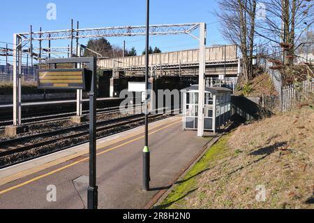 Bahnhof Lichfield Trent Valley - Blick auf die beiden Hauptbahnsteige der Westküste und den High Level Bahnsteig 3 der Cross City Linie. Stockfoto