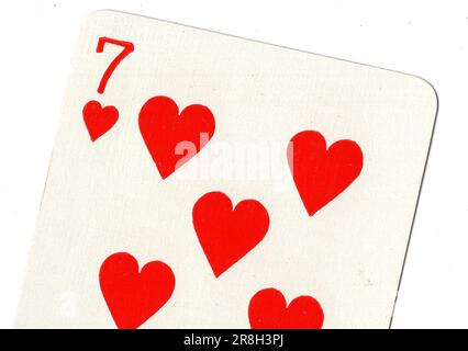 Eine Vintage-Karte mit sieben Herzen auf weißem Hintergrund. Stockfoto