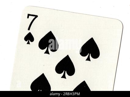 Eine alte Pik-Karte mit sieben Karten auf weißem Hintergrund. Stockfoto