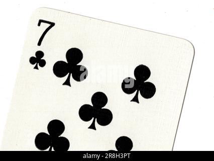 Eine klassische Karte mit sieben Clubs auf weißem Hintergrund. Stockfoto