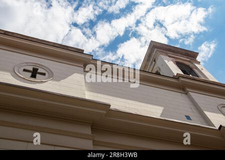 Die Straßen von Triest sind eine fesselnde Mischung aus architektonischem Stil, neoklassizistischem Stil, Jugendstil und vielem mehr. Kopfsteinpflasterstraßen schlängeln sich durch farbenfrohe Gebäude Stockfoto