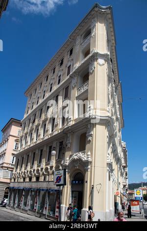 Die Straßen von Triest sind eine fesselnde Mischung aus architektonischem Stil, neoklassizistischem Stil, Jugendstil und vielem mehr. Kopfsteinpflasterstraßen schlängeln sich durch farbenfrohe Gebäude Stockfoto