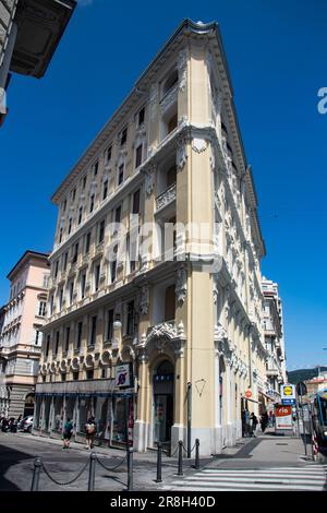 Die Straßen von Triest sind eine fesselnde Mischung aus architektonischem Stil, neoklassizistischem Stil, Jugendstil und vielem mehr. Kopfsteinpflasterstraßen schlängeln sich durch farbenfrohe Gebäude Stockfoto