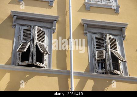 Die Straßen von Triest sind eine fesselnde Mischung aus architektonischem Stil, neoklassizistischem Stil, Jugendstil und vielem mehr. Kopfsteinpflasterstraßen schlängeln sich durch farbenfrohe Gebäude Stockfoto