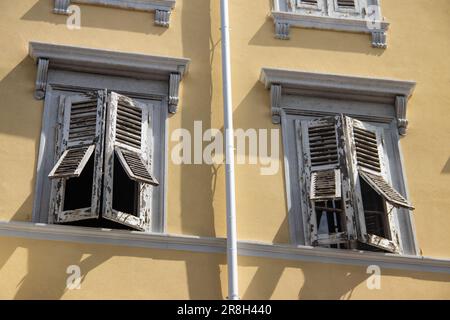 Die Straßen von Triest sind eine fesselnde Mischung aus architektonischem Stil, neoklassizistischem Stil, Jugendstil und vielem mehr. Kopfsteinpflasterstraßen schlängeln sich durch farbenfrohe Gebäude Stockfoto