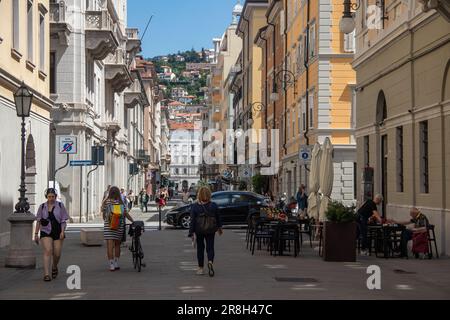 Die Straßen von Triest sind eine fesselnde Mischung aus architektonischem Stil, neoklassizistischem Stil, Jugendstil und vielem mehr. Farbenfrohe Gebäudecafés und Geschäfte Stockfoto