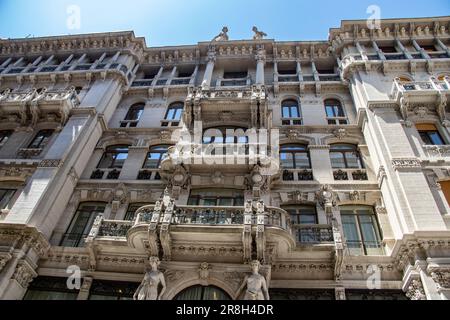 Die Straßen von Triest sind eine fesselnde Mischung aus architektonischem Stil, neoklassizistischem Stil, Jugendstil und vielem mehr. Kopfsteinpflasterstraßen schlängeln sich durch farbenfrohe Gebäude Stockfoto