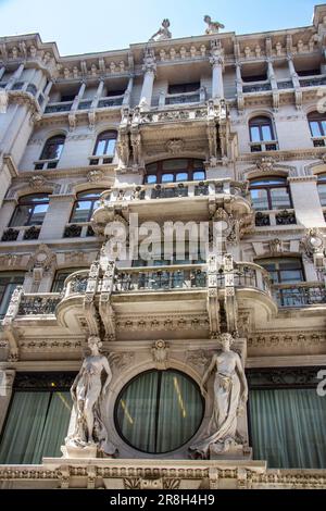 Die Straßen von Triest sind eine fesselnde Mischung aus architektonischem Stil, neoklassizistischem Stil, Jugendstil und vielem mehr. Kopfsteinpflasterstraßen schlängeln sich durch farbenfrohe Gebäude Stockfoto