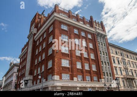 Die Straßen von Triest sind eine fesselnde Mischung aus architektonischem Stil, neoklassizistischem Stil, Jugendstil und vielem mehr. Kopfsteinpflasterstraßen schlängeln sich durch farbenfrohe Gebäude Stockfoto