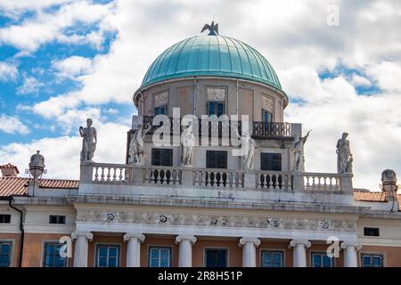 Die Straßen von Triest sind eine fesselnde Mischung aus architektonischem Stil, neoklassizistischem Stil, Jugendstil und vielem mehr. Kopfsteinpflasterstraßen schlängeln sich durch farbenfrohe Gebäude Stockfoto