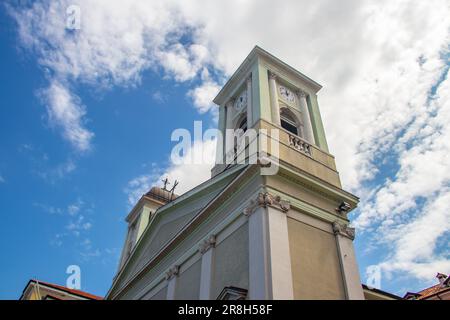 Die Straßen von Triest sind eine fesselnde Mischung aus architektonischem Stil, neoklassizistischem Stil, Jugendstil und vielem mehr. Kopfsteinpflasterstraßen schlängeln sich durch farbenfrohe Gebäude Stockfoto