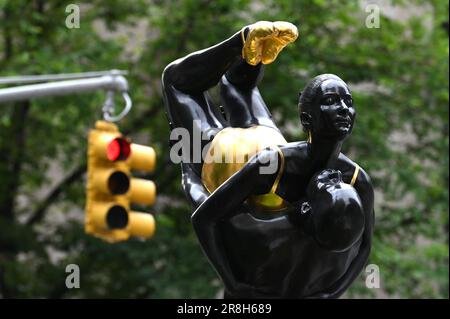 New York, USA. 20. Juni 2023. Eine Skulptur mit dem Titel „Stärke“ der Künstlerin Carol Feuerman steht am 20. Juni 2023 auf der Park Avenue South in New York, NY, ausgestellt. Feuermans Werke werden bis Ende 2023 von der 39. Street bis zur 34. Street entlang der Park Avenue South ausgestellt. (Foto: Anthony Behar/Sipa USA) Guthaben: SIPA USA/Alamy Live News Stockfoto