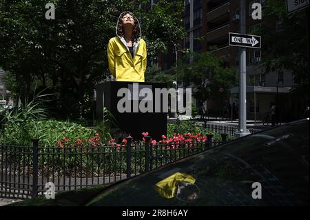 New York, USA. 20. Juni 2023. Blick auf die hyperrealistische Skulptur mit dem Titel „New York City Slicker“ vom Künstler Carol Feuerman, ausgestellt an der Park Avenue South in New York, NY, 20. Juni 2023. Feuermans Werke werden bis Ende 2023 von der 39. Street bis zur 34. Street entlang der Park Avenue South ausgestellt. (Foto: Anthony Behar/Sipa USA) Guthaben: SIPA USA/Alamy Live News Stockfoto