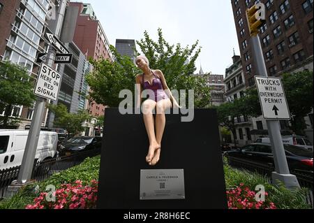 New York, USA. 20. Juni 2023. Die hyperrealistische Skulptur mit dem Titel „Pices“ der Künstlerin Carol Feuerman befindet sich am 20. Juni 2023 auf der Park Avenue South in New York, New York, New York. Feuermans Werke werden bis Ende 2023 von der 39. Street bis zur 34. Street entlang der Park Avenue South ausgestellt. (Foto: Anthony Behar/Sipa USA) Guthaben: SIPA USA/Alamy Live News Stockfoto