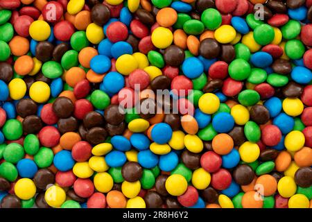 „Rainbow Heap of Round Candies“-Konzept für Party-Dekoration, lustige Snacks und Feiertage Stockfoto