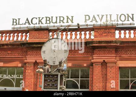 London Zoo, London, 2023. Die von Tim Hunkin entworfene Uhr befindet sich vor dem Blackburn Pavilion, London Zoo. Die Uhr ist ein Automat Stockfoto