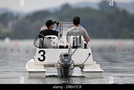 Krakau, Polen. 21. Juni 2023. Kanu Sprint. Europäische Spiele 2023. Kryspinow Waterway. Krakau. Ein Mitarbeiter/Beobachter/Beamter fährt während der Kanusprintveranstaltung bei den Europaspielen 2023 in Krakau, Polen. Kredit: Sport In Pictures/Alamy Live News Stockfoto