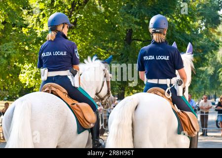 Örtliche Polizei auf dem Pferderücken. Mailand. Lombardei. Italien Stockfoto