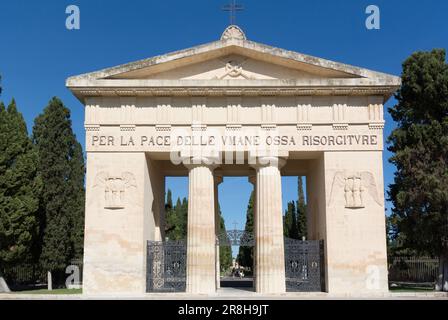 Lecce, Italien, Innenhof mit Bögen und Säulen von Santi Nicolo e Cataldo, (auf Italienisch, Chiesa dei Santi Niccolò e Cataldo) Stockfoto