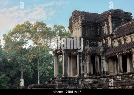 Inmitten der Ruinen von Angkor, Kambodscha, befindet sich ein verlassenes mittelalterliches Khmer-Gebäude, das Geschichten vergangener Zeiten widerspiegelt. Stockfoto