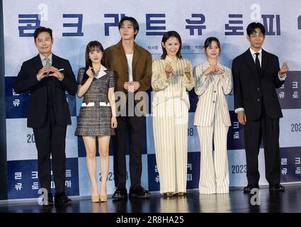 Seoul, Südkorea. 21. Juni 2023. (L bis R) südkoreanische Schauspieler Lee Byung-hun, Park Bo-Young, Park Seo-joon, Kim Sun-Young, Park Ji-hu und Kim Do-yoon, Fotoaufruf für die Pressekonferenz Film Concrete Utopia am 21. Juni 2023 in Seoul, Südkorea. Der Film wird am August eröffnet. (Foto: Lee Young-ho/Sipa USA) Guthaben: SIPA USA/Alamy Live News Stockfoto