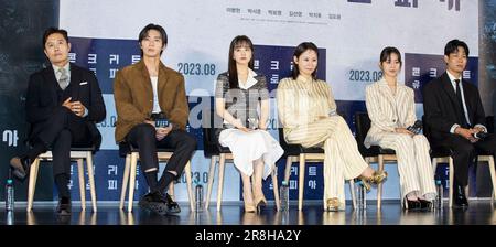 Seoul, Südkorea. 21. Juni 2023. (L bis R) südkoreanische Schauspieler Lee Byung-hun, Park Seo-joon, Park Bo-Young, Kim Sun-Young, Park Ji-hu und Kim Do-yoon, Fotoaufruf für die Pressekonferenz Film Concrete Utopia am 21. Juni 2023 in Seoul, Südkorea. Der Film wird am August eröffnet. (Foto: Lee Young-ho/Sipa USA) Guthaben: SIPA USA/Alamy Live News Stockfoto