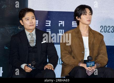 Seoul, Südkorea. 21. Juni 2023. (L bis R) südkoreanische Schauspieler Lee Byung-hun, Park Seo-joon, Fotoaufruf für die Pressekonferenz Film Concrete Utopia in Seoul, Südkorea, am 21. Juni 2023. Der Film wird am August eröffnet. (Foto: Lee Young-ho/Sipa USA) Guthaben: SIPA USA/Alamy Live News Stockfoto