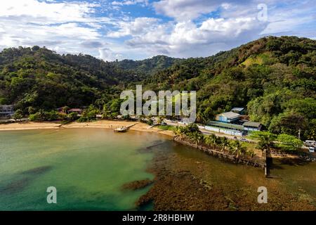 Blick auf die Küste von Roatan vom Hafen von Roatan, Coxen Hole, Roatan, Honduras Stockfoto