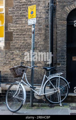 Auf der Trinity Lane, Cambridge, Großbritannien, ist ein Fahrrad an einem Schild mit der Aufschrift No Parking (kein Parkplatz) verriegelt. Stockfoto