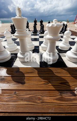 Riesiges Schachspiel im Freien auf Harvest Caye - private Insel im Besitz der Norwegian Cruise Line in Belize Stockfoto