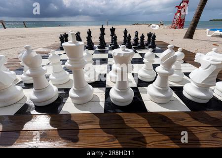 Riesiges Schachspiel im Freien auf Harvest Caye - private Insel im Besitz der Norwegian Cruise Line in Belize Stockfoto