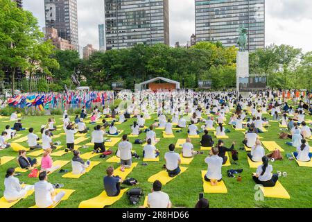 New York, USA. 21. Juni 2023. Atmosphäre während der Feierlichkeiten zum Internationalen Tag von Yoga am 21. Juni 2023 im UN-Hauptquartier. 9. Internationaler Yoga-Tag wurde von einer indischen Mission bei den Vereinten Nationen ausgerichtet. 135 verschiedene Nationalitäten nahmen an der Unterrichtsstunde unter der Leitung des indischen Premierministers Teil, die von Guinness World Records als die meisten Mitglieder der Weltnation zertifiziert wurde. (Foto: Lev Radin/Sipa USA) Guthaben: SIPA USA/Alamy Live News Stockfoto