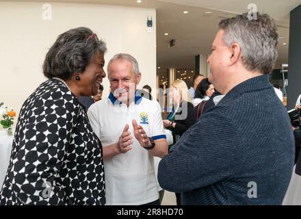 Botschafterin der USA Linda Thomas-Greenfield, Präsidentin der siebenundsiebzigsten Tagung der Generalversammlung der Vereinten Nationen, Csaba Korosi, Botschafter der Ukraine Sergiy Kyslytsya, nimmt am 21. Juni 2023 am UN-Hauptquartier am Internationalen Tag von Yoga Teil. 9. Internationaler Yoga-Tag wurde von einer indischen Mission bei den Vereinten Nationen ausgerichtet. 135 verschiedene Nationalitäten nahmen an der Unterrichtsstunde unter der Leitung des indischen Premierministers Teil, die von Guinness World Records als die meisten Mitglieder der Weltnation zertifiziert wurde. (Foto: Lev Radin/Sipa USA) Stockfoto