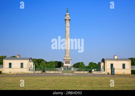 Statue von Napoleon Bonaparte (1769-1821) auf der Säule der Grande Armee in Wimille (Pas-de-Calais), Frankreich Stockfoto