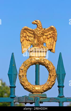 Ein französischer Kaiseradler auf dem Zaun am Eingang zur Säule der Grande Armee in Wimille (Pas-de-Calais), Frankreich Stockfoto