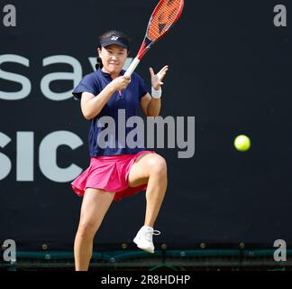 21. Juni 2023; Edgbaston Priory Club, Birmingham, England: Rothesay Classic Birmingham, Tag 3; Lin Zhu (CHN) während ihres Spiels gegen Magda Linette (POL) Stockfoto