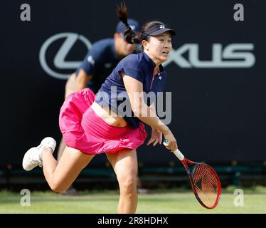 21. Juni 2023; Edgbaston Priory Club, Birmingham, England: Rothesay Classic Birmingham, Tag 3; Lin Zhu (CHN) während ihres Spiels gegen Magda Linette (POL) Stockfoto