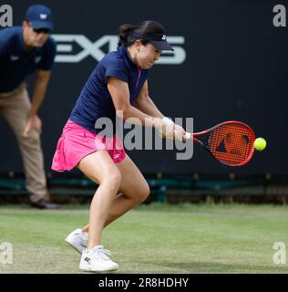 21. Juni 2023; Edgbaston Priory Club, Birmingham, England: Rothesay Classic Birmingham, Tag 3; Lin Zhu (CHN) während ihres Spiels gegen Magda Linette (POL) Stockfoto