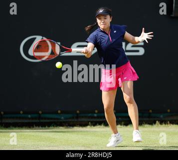 21. Juni 2023; Edgbaston Priory Club, Birmingham, England: Rothesay Classic Birmingham, Tag 3; Lin Zhu (CHN) während ihres Spiels gegen Magda Linette (POL) Stockfoto