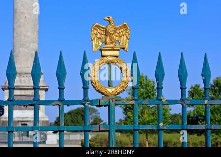 Ein französischer Kaiseradler auf dem Zaun am Eingang zur Säule der Grande Armee in Wimille (Pas-de-Calais), Frankreich Stockfoto