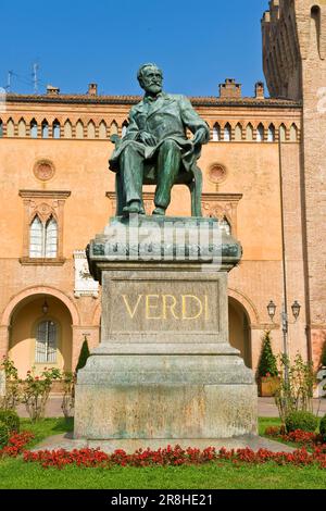 Rocca Pallavicino und Statue von Giuseppe Verdi. Busseto. Emilia Romagna. Italien Stockfoto