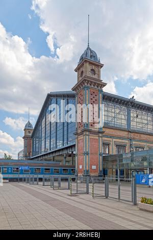 Budapest, Ungarn - Juni 20 2018: Budapest-Nyugati pályaudvar (Ungarisch für den westlichen Bahnhof von Budapest) ist eines der drei Hauptbahnhöfe Stockfoto