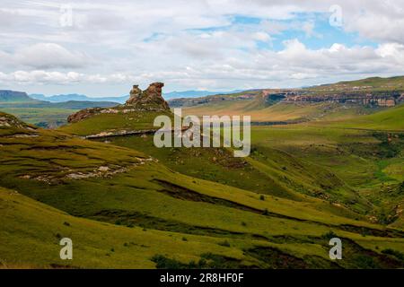 Wächter-Rock. Blick über das Tal von der Blesbok Loop in Richtung der fernen Maluti Berge in Lesotho. Stockfoto