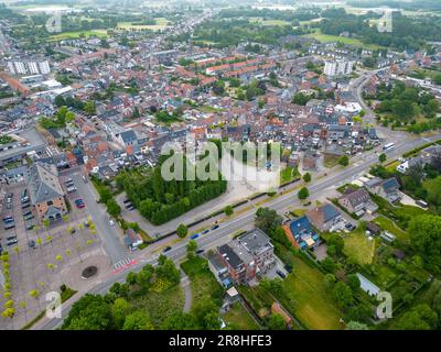 Duffel, Antwerpen, Belgien, 15. Juni 2023, Stadt oder Dorf Duffel, in der Gegend von Antwerpen Luftfoto mit den Häusern und Straßen des Dorfes. Hochwertiges Foto Stockfoto