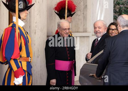 Vatikanstadt, Vatikan, 21. Juni 2023. Der brasilianische Präsident Luiz Inacio Lula da Silva kommt zu einer privaten Audienz mit Papst Franziskus im Vatikan - Foto vom Vatikan Pool D. Ibanez. Kredit: Maria Grazia Picciarella/Alamy Live News Stockfoto