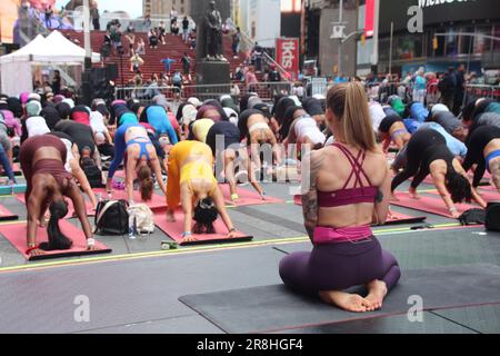 New York, USA. 21. Juni 2023. Hunderte von Menschen üben anlässlich des World Yoga Day am Times Square Massen-Yoga. Die Veranstaltung, die von der Times Square Alliance Nachbarschaftsvereinigung angeboten wurde, fand dieses Jahr zum 21. Mal statt. Kredit: Christina Horsten/dpa/Alamy Live News Stockfoto