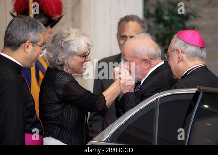 Vatikanstadt, Vatikan, 21. Juni 2023. Der brasilianische Präsident Luiz Inacio Lula da Silva begrüßt die brasilianische Journalistin Cristiane Murray, stellvertretender Direktor des Pressebüros des Heiligen Stuhls, wenn er nach einem Treffen mit Papst Franziskus im Vatikan geht - Foto von Vatikanpool D. Ibanez. Kredit: Maria Grazia Picciarella/Alamy Live News Stockfoto